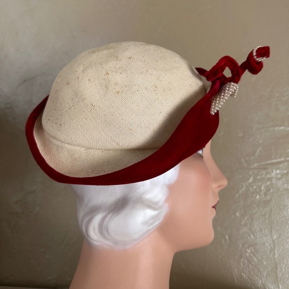 CHIC 1930s\' ASYMMETRICAL OFF WHITE STRAW  CLOCHE/ RED VELOUR BRIM & PEARL TRIM main image 9